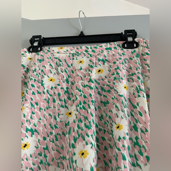 Originality floral skirt with 2 slits.  Size large - Picture 5 of 8
